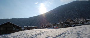 Sole che tramonta dietro la montagna